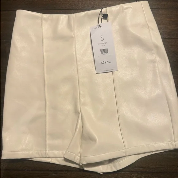 AKIRA Cream Faux Leather High Waist Shorts Panel Seam Vegan Leather NWT Size S - Picture 3 of 5